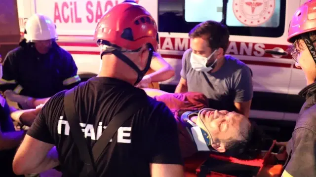 Son dakika haberi | TEM'de kaza yapan otomobil telefon kulübesine girdi: 3 yaralı