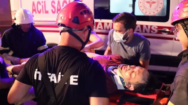 Son dakika haberi | TEM'de kaza yapan otomobil telefon kulübesine girdi: 3 yaralı