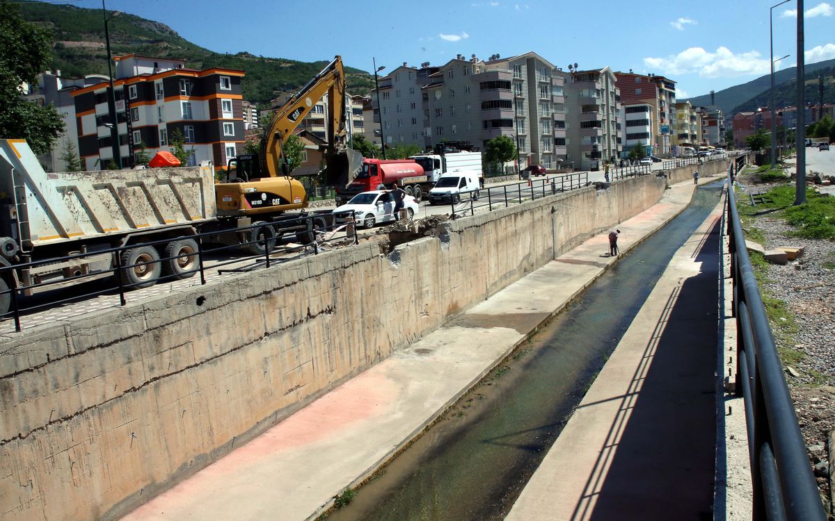Tokat'ta belediye ekipleri Behzat Bulvarı'ndaki çalışmalarına devam ediyor