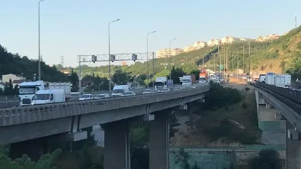 TÜNELDE ÖNCE OTOMOBİLE SONRA ACİL DURUM TELEFON KULÜBESİNE ÇARPTI 3 YARALI