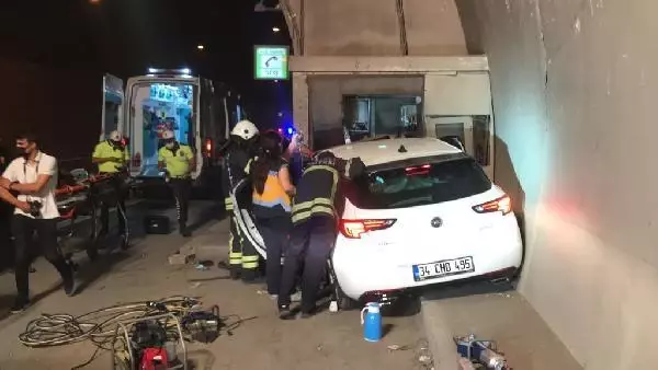 TÜNELDE ÖNCE OTOMOBİLE SONRA ACİL DURUM TELEFON KULÜBESİNE ÇARPTI 3 YARALI TÜNELDE ÖNCE OTOMOBİLE SONRA ACİL DURUM TELEFON KULÜBESİNE ÇARPTI 3 YARALI
