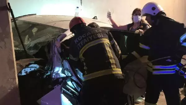 TÜNELDE ÖNCE OTOMOBİLE SONRA ACİL DURUM TELEFON KULÜBESİNE ÇARPTI 3 YARALI