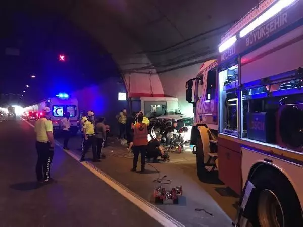 TÜNELDE ÖNCE OTOMOBİLE SONRA ACİL DURUM TELEFON KULÜBESİNE ÇARPTI 3 YARALI