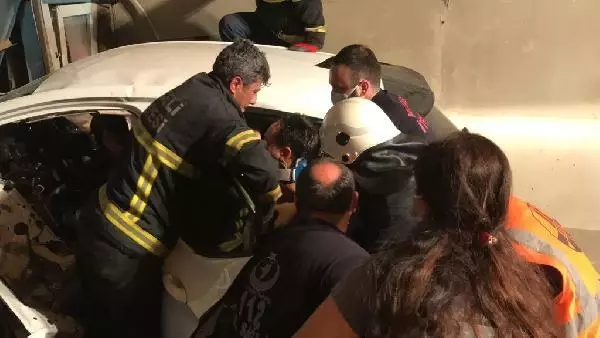 TÜNELDE ÖNCE OTOMOBİLE SONRA ACİL DURUM TELEFON KULÜBESİNE ÇARPTI 3 YARALI