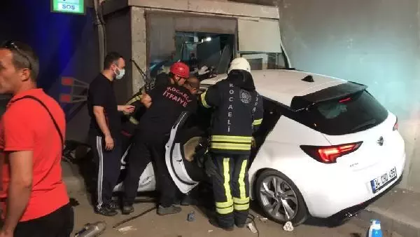 TÜNELDE ÖNCE OTOMOBİLE SONRA ACİL DURUM TELEFON KULÜBESİNE ÇARPTI 3 YARALI