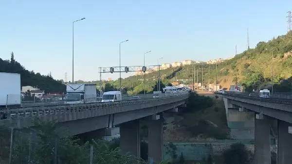 TÜNELDE ÖNCE OTOMOBİLE SONRA ACİL DURUM TELEFON KULÜBESİNE ÇARPTI 3 YARALI