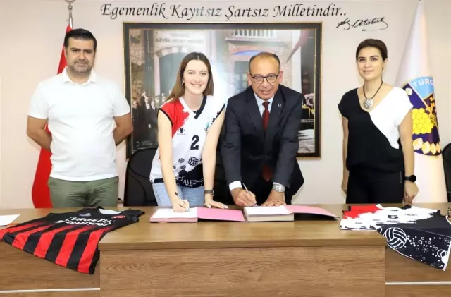 Turgutlu Belediyespor Sude Özel'i renklerine bağladı
