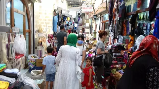 Turist akını esnafın yüzünü güldürdü