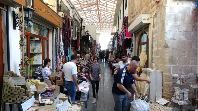 Turist akını esnafın yüzünü güldürdü