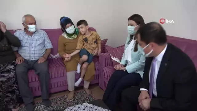 Vali Masatlı'dan şehidin oğluna akülü araba Vali Masatlı'dan şehidin oğluna akülü araba