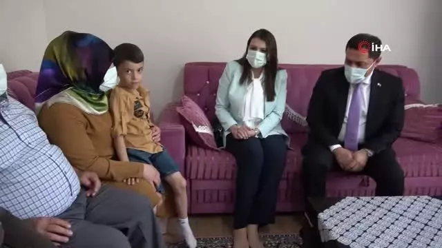 Vali Masatlı'dan şehidin oğluna akülü araba 6 Vali Masatlı'dan şehidin oğluna akülü araba