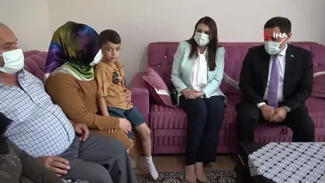Vali Masatlı'dan şehidin oğluna akülü araba 7 Vali Masatlı'dan şehidin oğluna akülü araba