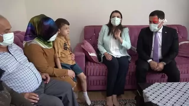 Vali Masatlı'dan şehidin oğluna akülü araba 8 Vali Masatlı'dan şehidin oğluna akülü araba