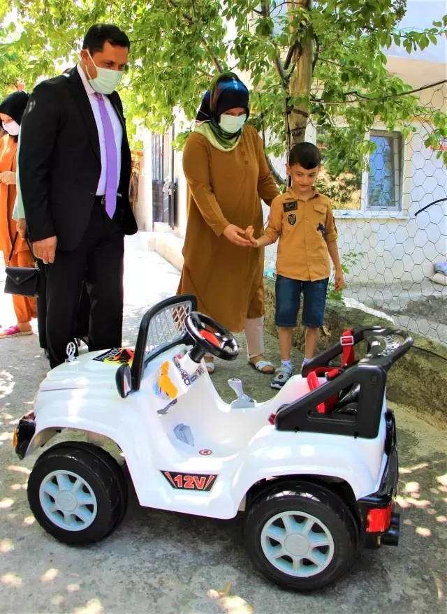 Vali Masatlı'dan şehidin oğluna akülü araba 5 Vali Masatlı'dan şehidin oğluna akülü araba