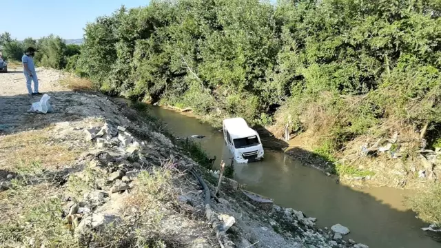 Virajda kontrolden çıkan servis midibüsü dereye uçtu Virajda kontrolden çıkan servis midibüsü dereye uçtu