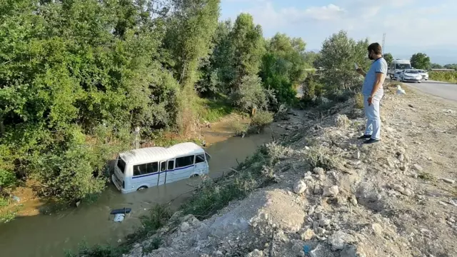 Virajda kontrolden çıkan servis midibüsü dereye uçtu