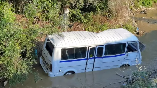Virajda kontrolden çıkan servis midibüsü dereye uçtu