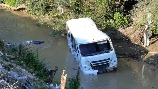 Virajda kontrolden çıkan servis midibüsü dereye uçtu