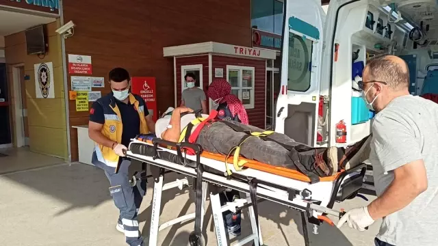Virajda kontrolden çıkan servis midibüsü dereye uçtu