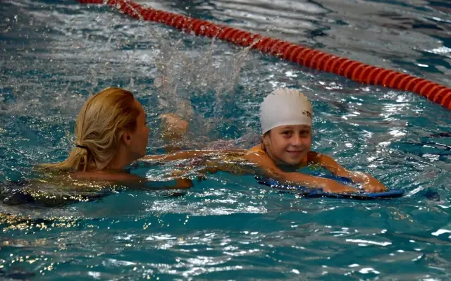 Aliağa'daki yarı olimpik havuzda yüzme kursları başladı