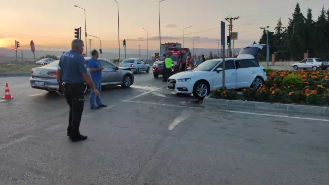 İki otomobil çarpıştı: 3 yaralı 2 İki otomobil çarpıştı: 3 yaralı