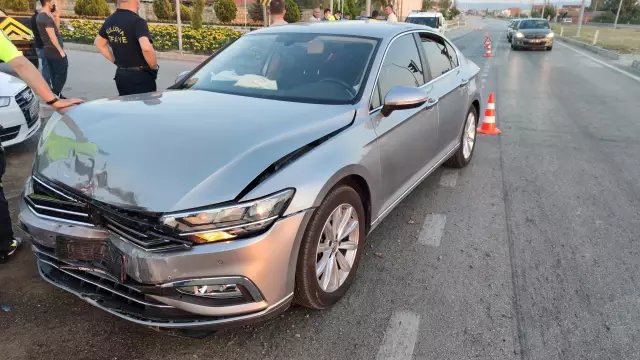 İki otomobil çarpıştı: 3 yaralı 3 İki otomobil çarpıştı: 3 yaralı