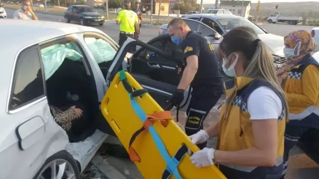 İki otomobil çarpıştı: 3 yaralı 5 İki otomobil çarpıştı: 3 yaralı
