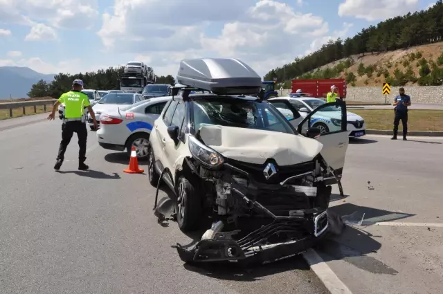 iki otomobil çarpıştı: 4 yaralı 2 iki otomobil çarpıştı: 4 yaralı