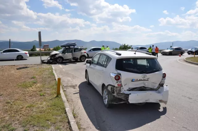 iki otomobil çarpıştı: 4 yaralı 3 iki otomobil çarpıştı: 4 yaralı