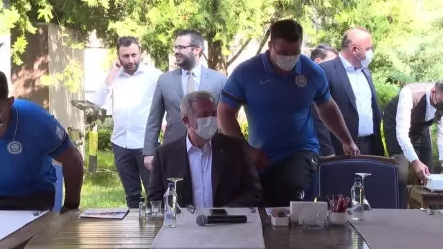 Ankara Büyükşehir Belediye Başkanı Mansur Yavaş, olimpiyatlara gidecek sporcularla buluştu