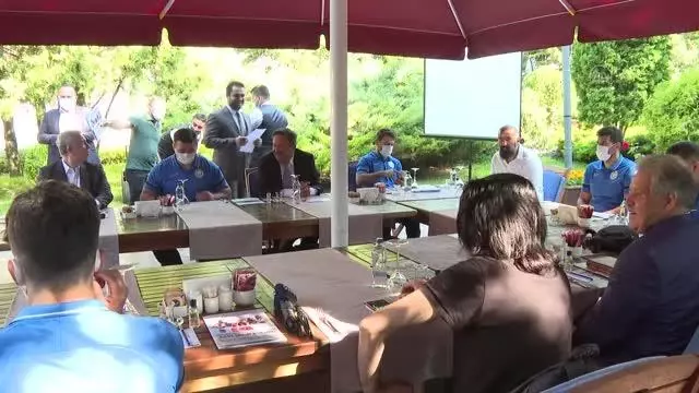 Ankara Büyükşehir Belediye Başkanı Mansur Yavaş, olimpiyatlara gidecek sporcularla buluştu