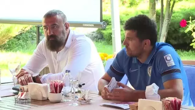 Ankara Büyükşehir Belediye Başkanı Mansur Yavaş, olimpiyatlara gidecek sporcularla buluştu