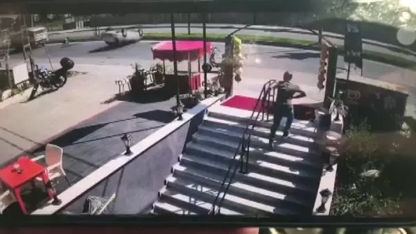 ARNAVUTKÖY'DE EHLİYETSİZ SÜRÜCÜNÜN KULLANDIĞI OTOMOBİL TAKLA ATTI ARNAVUTKÖY'DE EHLİYETSİZ SÜRÜCÜNÜN KULLANDIĞI OTOMOBİL TAKLA ATTI