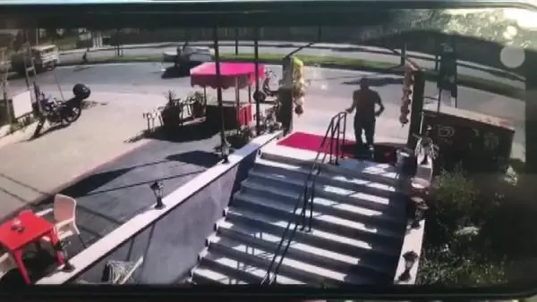 ARNAVUTKÖY'DE EHLİYETSİZ SÜRÜCÜNÜN KULLANDIĞI OTOMOBİL TAKLA ATTI