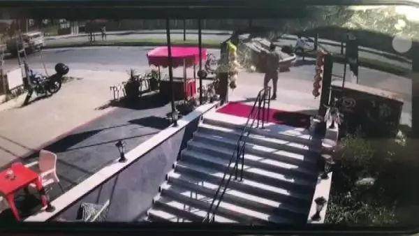 ARNAVUTKÖY'DE EHLİYETSİZ SÜRÜCÜNÜN KULLANDIĞI OTOMOBİL TAKLA ATTI