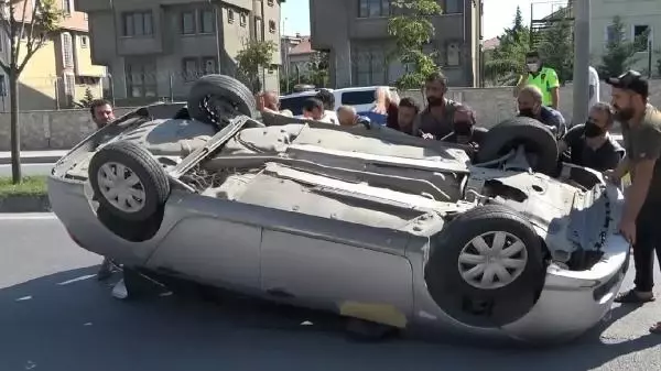 ARNAVUTKÖY'DE EHLİYETSİZ SÜRÜCÜNÜN KULLANDIĞI OTOMOBİL TAKLA ATTI
