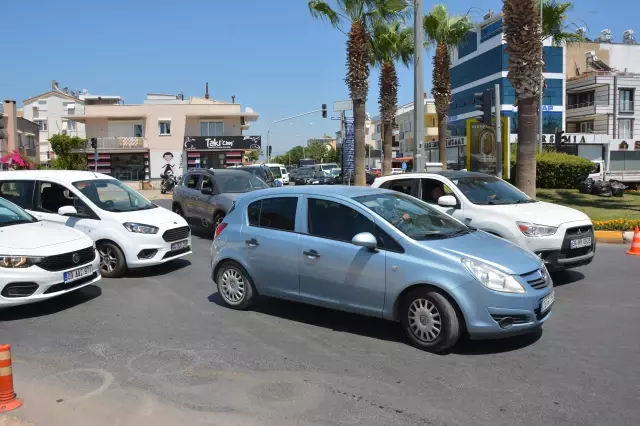 Tatil merkezleri ve kara yollarında trafik yoğunluğu yaşanıyor