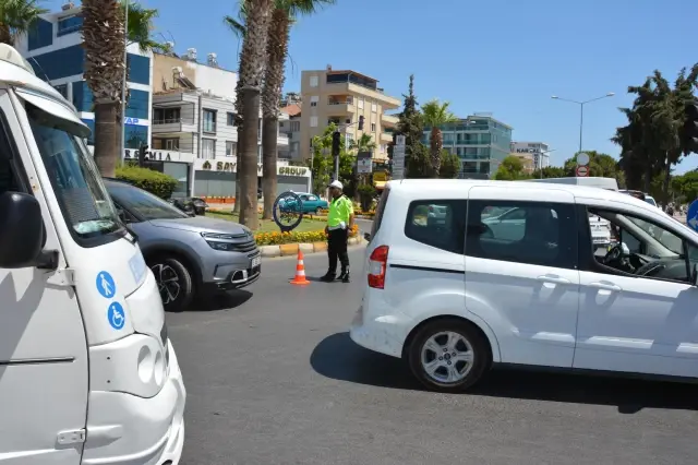Tatil merkezleri ve kara yollarında trafik yoğunluğu yaşanıyor