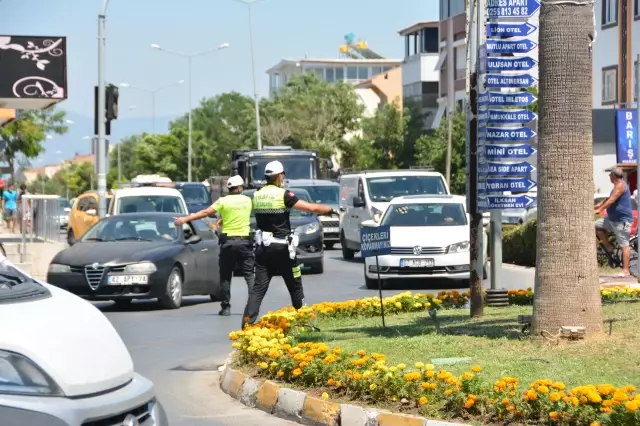 Tatil merkezleri ve kara yollarında trafik yoğunluğu yaşanıyor