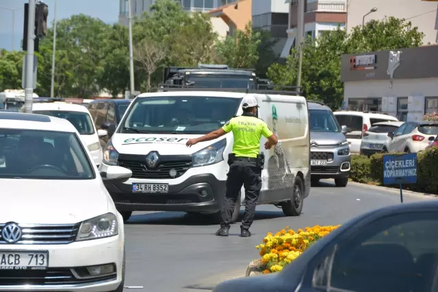Tatil merkezleri ve kara yollarında trafik yoğunluğu yaşanıyor