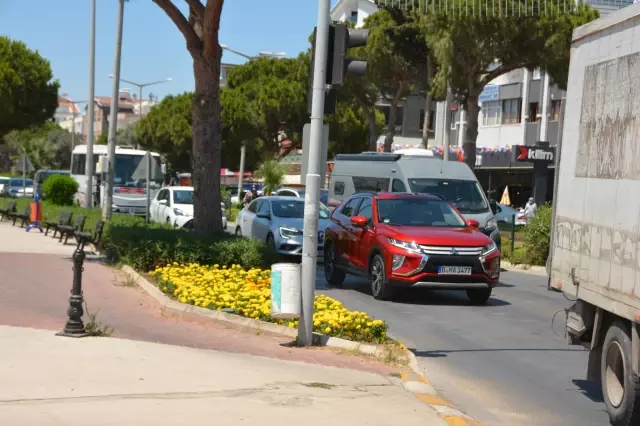 Tatil merkezleri ve kara yollarında trafik yoğunluğu yaşanıyor
