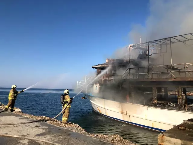 Balıkesir'de tur teknesindeki yangın söndürüldü
