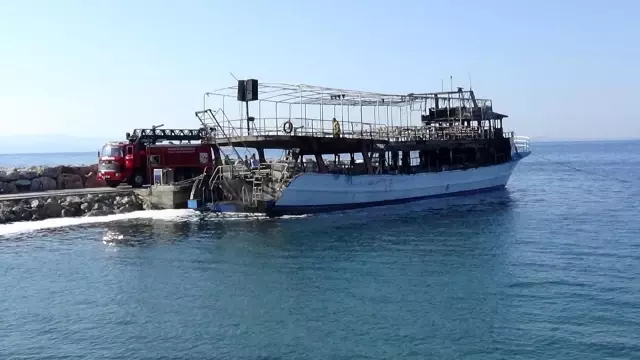 Balıkesir'de tur teknesindeki yangın söndürüldü