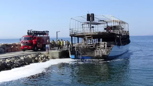 Balıkesir'de tur teknesindeki yangın söndürüldü