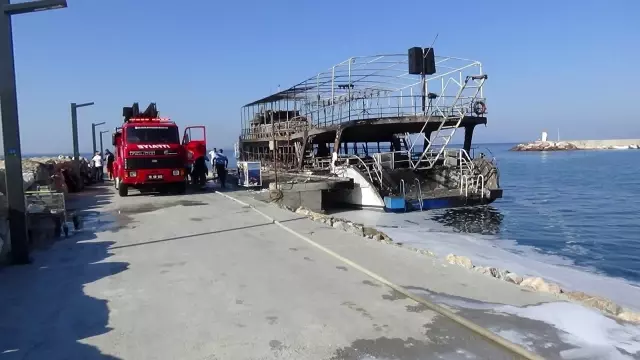 Balıkesir'de tur teknesindeki yangın söndürüldü
