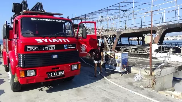 Balıkesir'de tur teknesindeki yangın söndürüldü