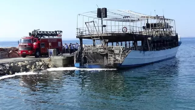 Balıkesir'de tur teknesindeki yangın söndürüldü
