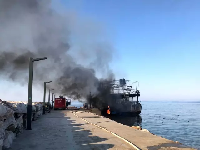 Balıkesir'de tur teknesindeki yangın söndürüldü