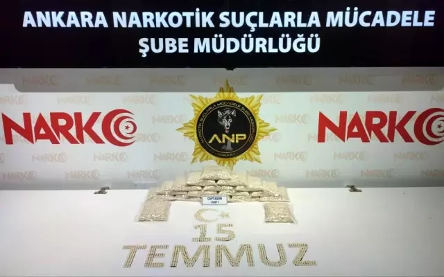 Başkent'te durdurulan 3 araçtan 300 bin adet uyuşturucu hap çıktı Başkent'te durdurulan 3 araçtan 300 bin adet uyuşturucu hap çıktı