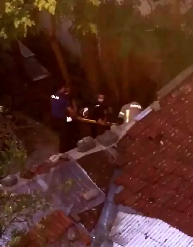 Bursa'da acemi hırsızı itfaiye ekipleri kurtardı